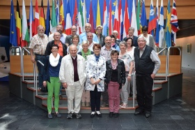 Die Repräsentanten von „Hilfe von Haus zu Haus“ mit der Europa-Abgeordneten Dr. Inge Gräßle (stehend 1. Reihe Bildmitte) vor den Fahnen der EU-Länder im Straßburger Europaparlament<br>
Foto: Helmut Meck<br>
<br>
Zum vergrößern - Bild anklicken ! </br></br>