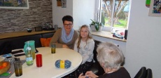 Sandra und Luisa Schilling unterhalten sich mit Edeltraud Rampmaier (von links). Die alte Dame liebt Handarbeiten und nette Gespräche.  <br>
Bild: Karlheinz Fahlbusch 
<br>
<center> Zum vergrößern - Bild anklicken ! </center>